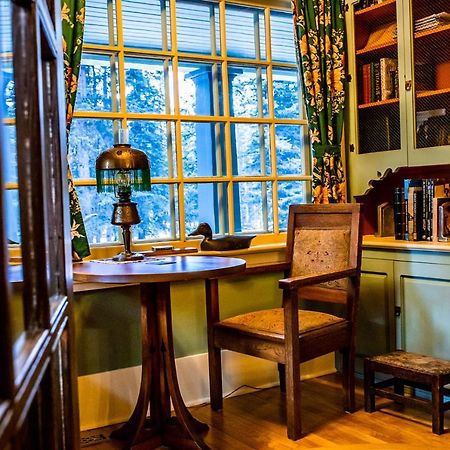 The Craftsman House Bed & Breakfast Bragg Creek ภายนอก รูปภาพ