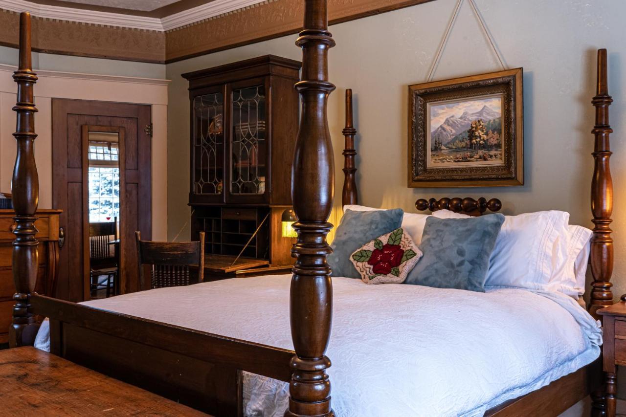 The Craftsman House Bed & Breakfast Bragg Creek ภายนอก รูปภาพ
